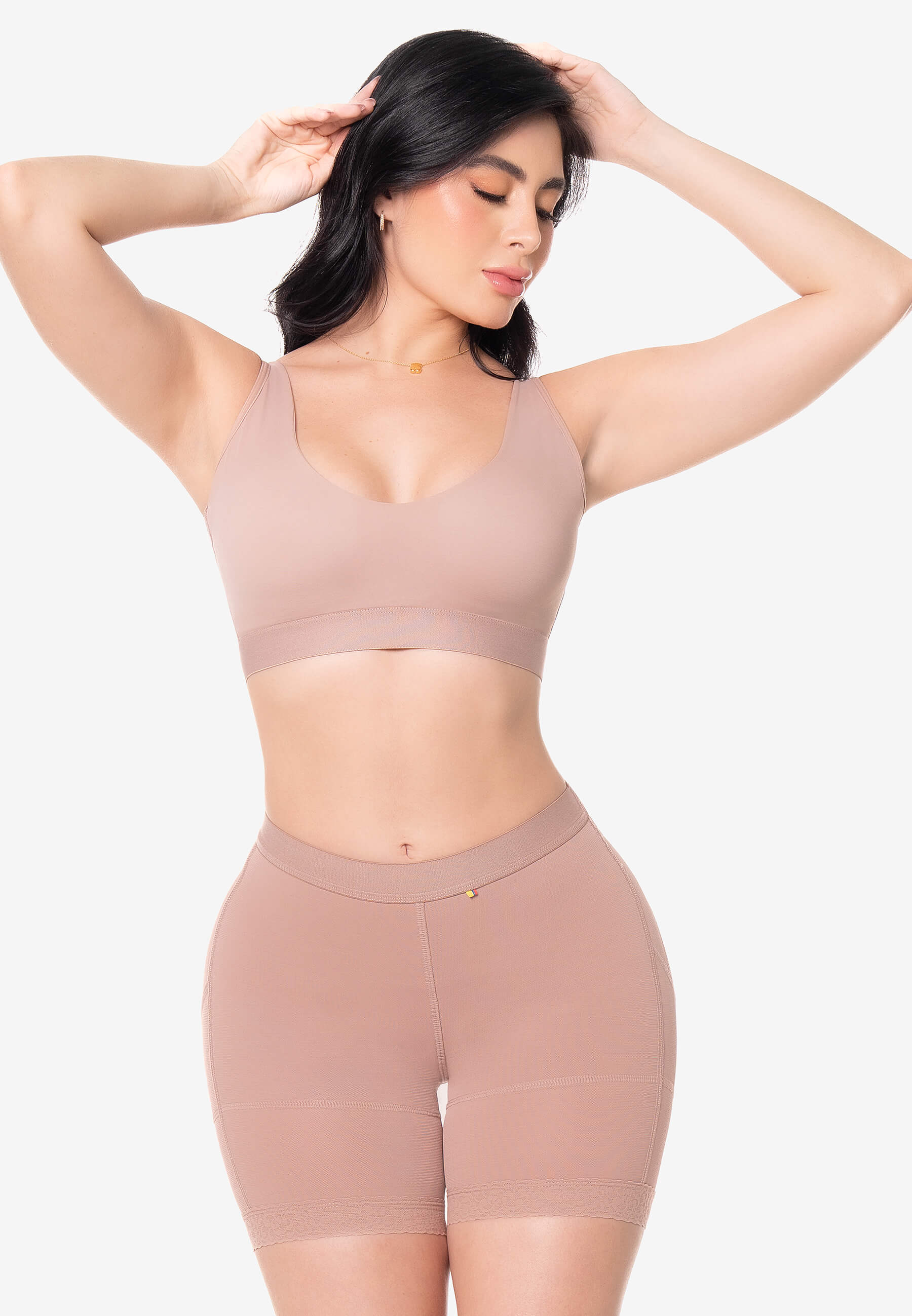 Short allegra a la cintura media pierna con realce Cocoa