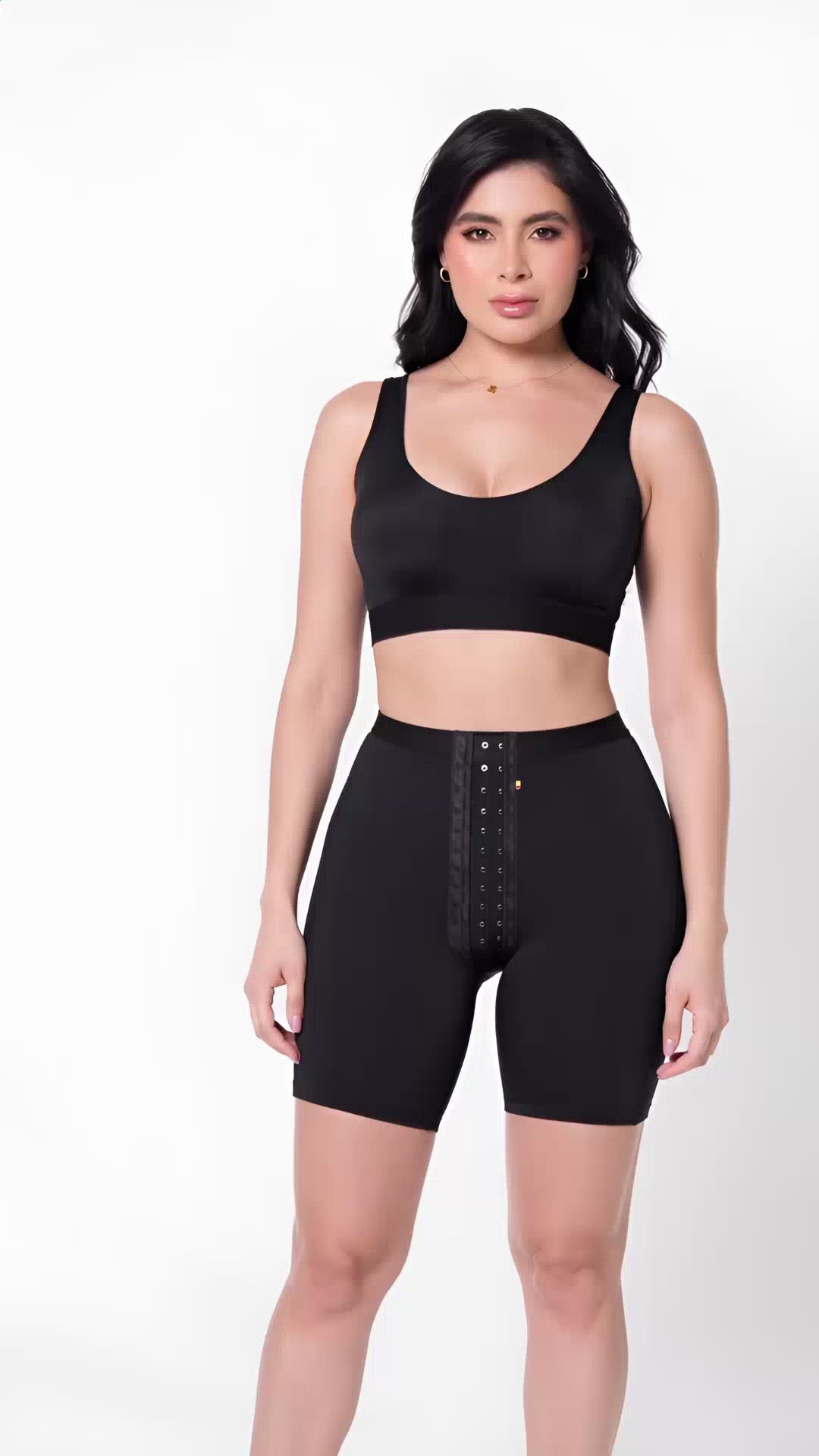 Short Miranda a la cintura media pierna con realce Negro