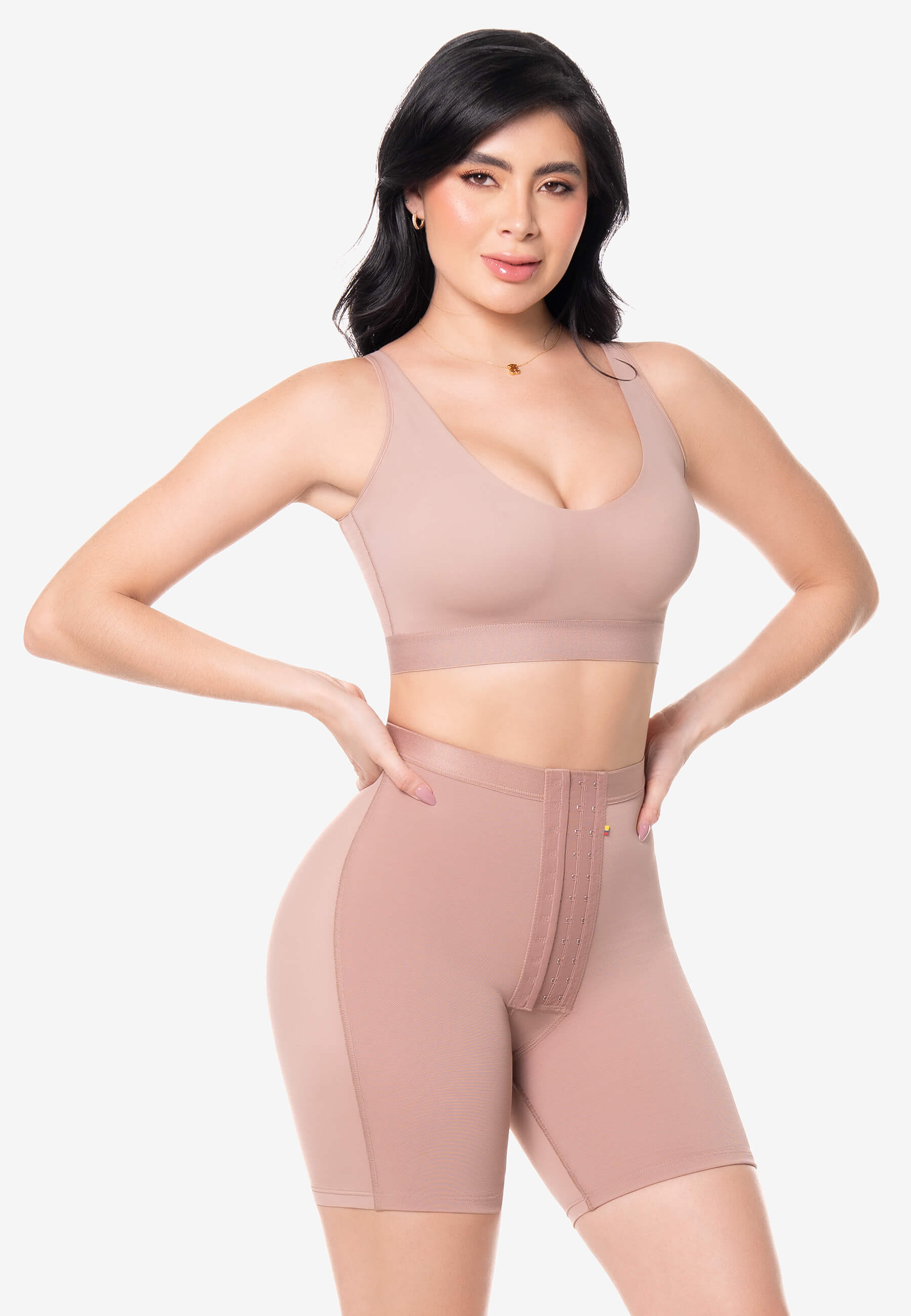 Short Miranda a la cintura media pierna con realce Cocoa