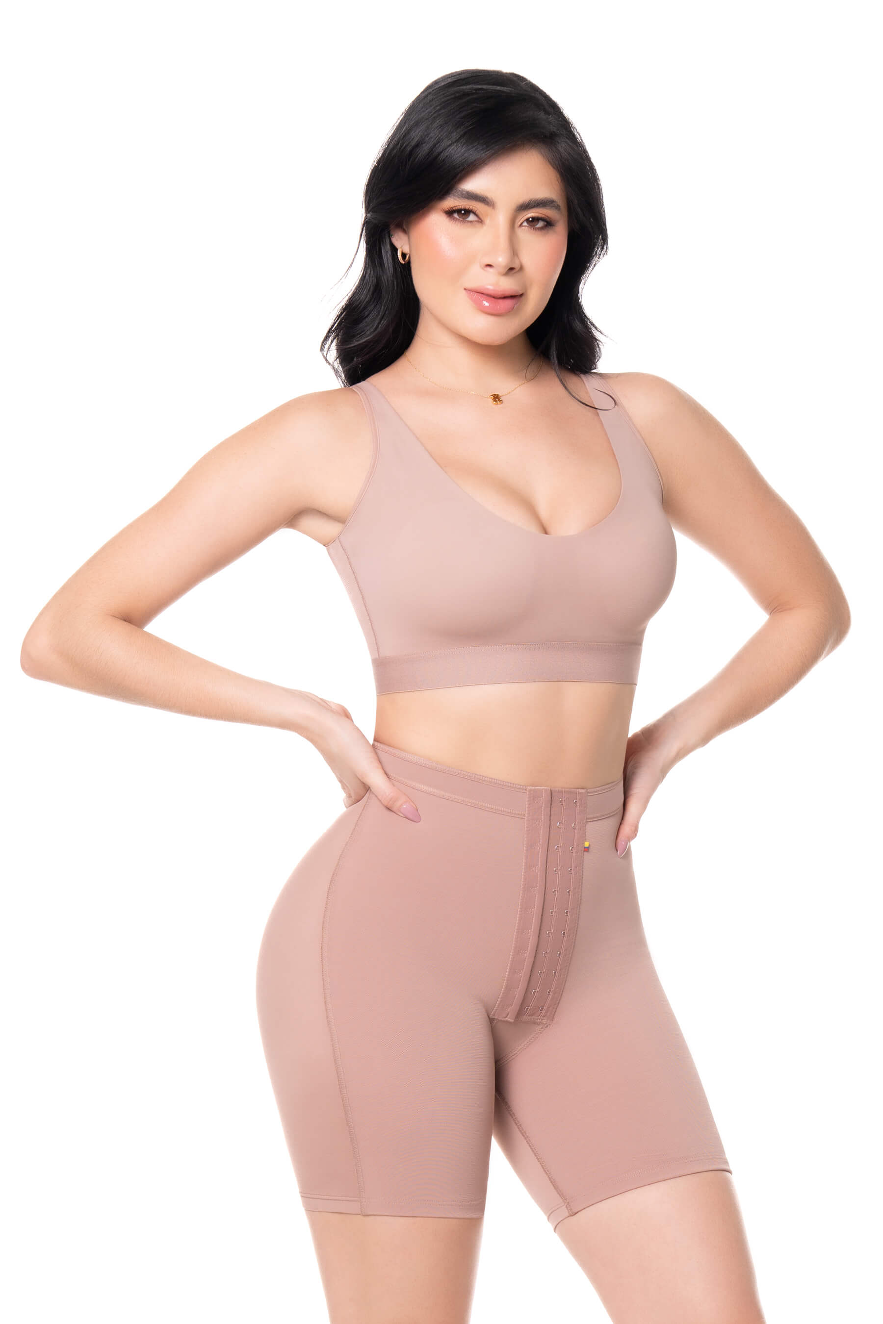 Short Miranda a la cintura media pierna con realce Cocoa