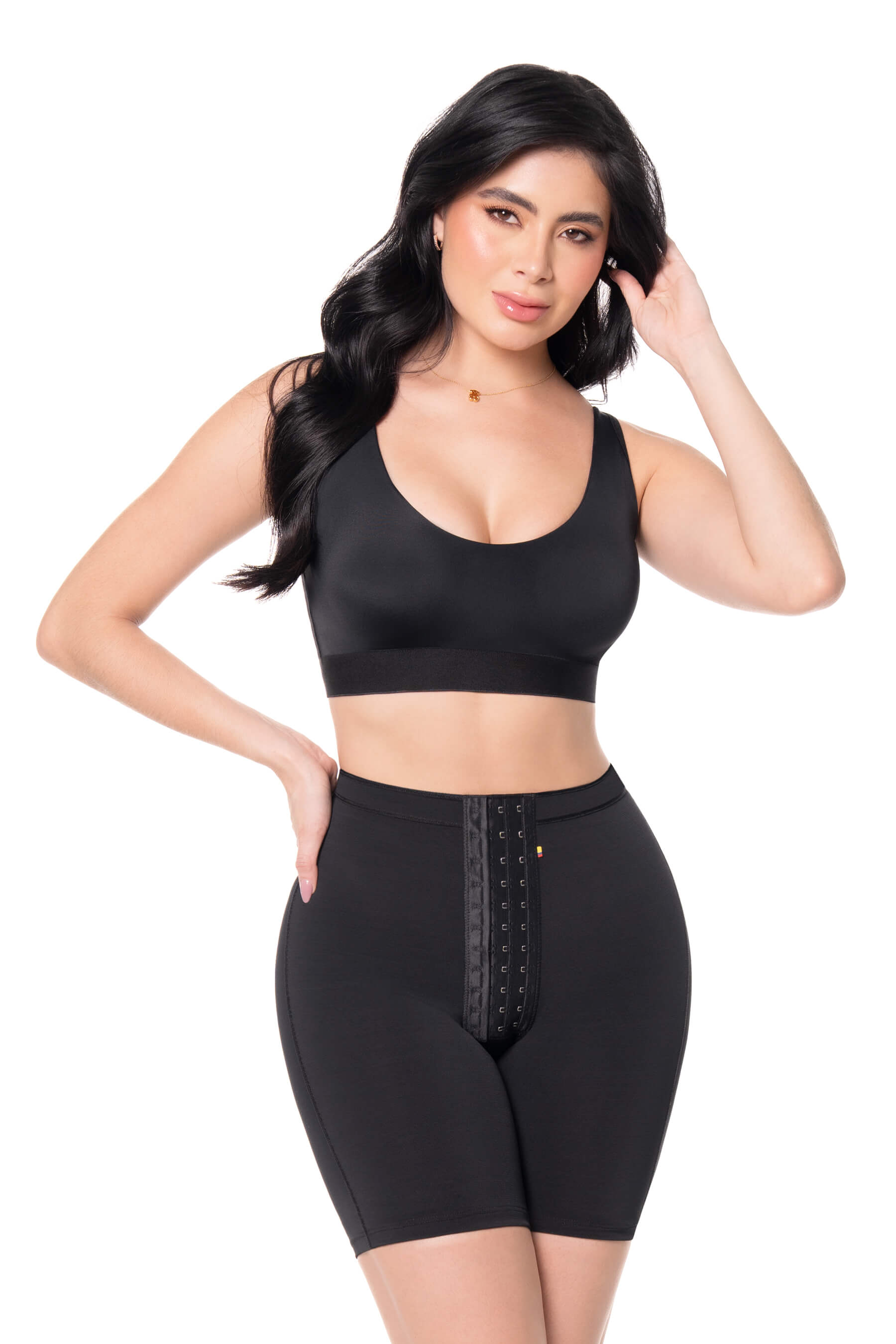 Short Miranda a la cintura media pierna con realce Negro