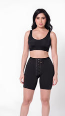 Short Miranda a la cintura media pierna con realce Negro