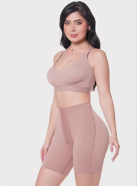 Short Miranda a la cintura media pierna con realce Cocoa